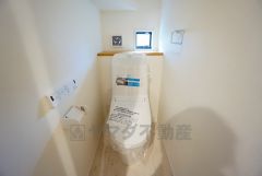 温水洗浄機付トイレです。節水機能もあるので、安心して使えますね。もちろん、1階2階の2ヶ所にトイレがあるので、忙しい朝にもゆとりができますね。