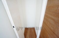 同仕様写真。2F廊下収納。各居室に入りきれなかった荷物や、2階で使用する日用品のストック置き場に便利です。