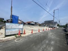 前面道路は交通量が少なく小さなお子様がいるご家庭も安心です＾＾