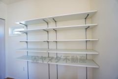 ウォークスルータイプのシューズクローク付きです＾＾