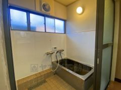 1日の疲れを癒すくつろぎのバスルーム。足を伸ばしてもゆったりと入れるサイズです。お子様と一緒にお風呂に入っても狭くないですね^^