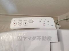 温水洗浄機付トイレです。節水機能もあるので、安心して使えますね。