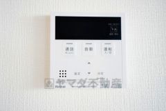 キッチン横からお湯張り、追い炊き、足し湯がボタン一つで楽々操作できる給湯機リモコンです＾＾忙しい夕飯の準備の時間帯に重宝しますね。