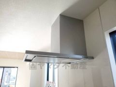 調理により発生する油煙や臭いを吸い込み、屋外へ排気してくれます。