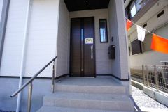 ブラウントーンの玄関扉＾＾外壁とマッチングしていてかっこいいですね＾＾家の顔となる玄関扉がかっこいいと、たくさんの人を招き入れたくなりますね＾＾