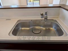 広々とした凸型シンクに洗剤ポケットを標準装備。大きなお鍋など洗いやすいです。洗剤や石鹸、スポンジもすっきりできる収納付き。