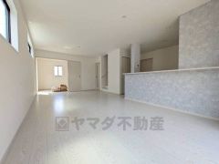 日射熱や紫外線を大幅カットする遮熱Low-e複層ガラス採用のリビング。陽当たり良好で、夏は涼しく、冬は暖かいので、いつでもご家族がくつろげる空間になっております。