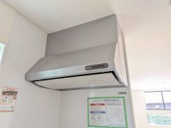 調理により発生する油煙や臭いを吸い込み、屋外へ排気してくれます。