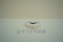火災による煙や熱を感知して、警報音やブザー等で火災の発生を知らせてくれる火災警報器。
