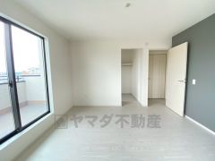 住む人のこだわりを活かす洋室＾＾日当たりがよく、寝室としての利用もおすすめ。広めのクローゼットもあり荷物もすっきり片付けれ、ゆとりのある暮らしが出来ます＾＾