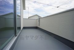 同仕様写真。日当たりの良いルーフバルコニー。お洗濯物も気持ちよく干せそうです。