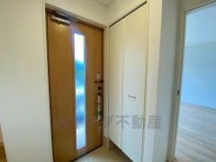 シューズインクローゼットも完備されており、玄関収納も問題ありません。棚の上にお花など飾ってインテリアも楽しめますね。