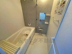 1日の疲れを癒すくつろぎのバスルーム。足を伸ばしてもゆったりと入れるサイズです。お子様と一緒にお風呂に入っても狭くないですね^^