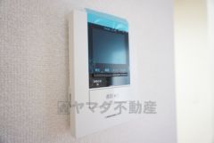 同仕様写真。防犯性もばっちり、TVモニター付きインターフォン完備。大きなモニターで玄関先を確認できます。録画機能が付いているので不在時の訪問者も確認できて安心です^^
