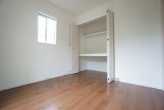 同仕様写真。明るい洋室です。ナチュラル色のフローリングで開放的な優しい雰囲気になっています＾＾ベッドや机、ＴＶを置いてもゆとりのある広さです。