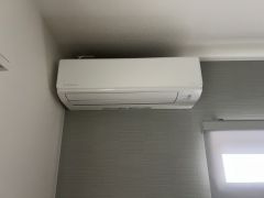 リビングんにはエアコンが付いています。 春夏秋冬どの季節でもお家で快適に過ごすことが出来て便利です＾＾