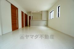 同仕様写真。対面式キッチンを中心としたリビングダイニングで家族の会話が弾みそうです。