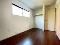 同仕様写真。明るい洋室です。ナチュラル色のフローリングで開放的な優しい雰囲気になっています＾＾