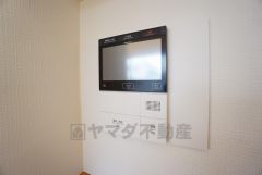 防犯性もばっちり、TVモニター付きインターフォン完備。大きなモニターで玄関先を確認できます。録画機能が付いているので不在時の訪問者も確認できて安心です^^