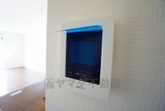 防犯性もばっちり、TVモニター付きインターフォン完備。大きなモニターで玄関先を確認できます。録画機能が付いているので不在時の訪問者も確認できて安心です^^