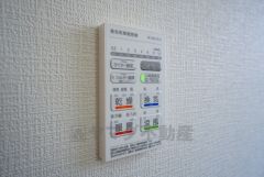 雨の日の洗濯も安心できる浴室暖房乾燥機付き浴室。リモコンで操作もボタン1つで簡単。