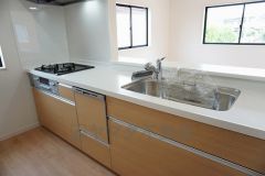 同仕様写真。対面式カウンターキッチンでお子様の様子が見守れます。カウンタートップは耐熱性に優れており、日ごろのお掃除もふき取るだけでＯＫ。ステンレスシンクも簡単にお掃除できますよ。