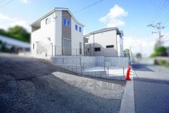 前面道路含む現地外観写真。 カースペースはゆとりのある停めやすい並列駐車3台駐車できます＾＾ お気軽にお問い合わせください＾＾