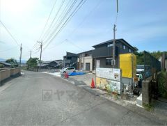 前面道路は公道南側約6.2ｍ。