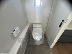 ウォシュレット付トイレです。節水機能もあるので、安心して使えますね。