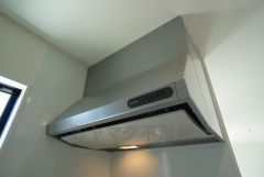 調理により発生する油煙や臭いを吸い込み、屋外へ排気してくれます。