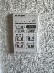 雨の日の洗濯も安心できる浴室暖房乾燥機付き浴室。リモコンで操作もボタン1つで簡単。 浴室暖房乾燥機には、暖房、乾燥、涼風、換気の4つの機能が付いています。タイマー付きです。