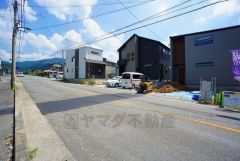 前面道路は広々11ｍ以上と駐車がスムーズに出来ます＾＾