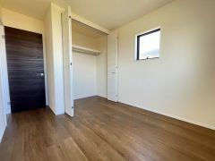 明るい洋室です。ナチュラル色のフローリングで開放的な優しい雰囲気になっています＾＾ベッドや机、ＴＶを置いてもゆとりのある広さです。