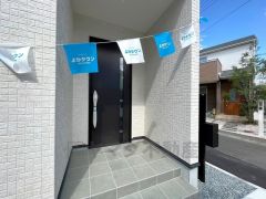 お洒落なタッチキータイプの玄関ドアです。奥まって設置されているので、雨に濡れる心配もありません。