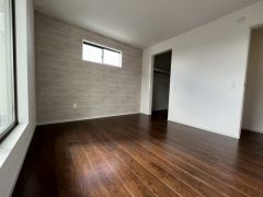 住む人のこだわりを活かす洋室＾＾日当たりがよく、寝室としての利用もおすすめ。広めのクローゼットもあり荷物もすっきり片付けれ、ゆとりのある暮らしが出来ます＾＾