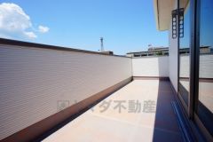 同仕様写真。お洗濯物を干すスペースとしても十分な広さがあります。  お天気の良い日はお洗濯物がよく乾きそうな日当たり良好のバルコニーです＾＾