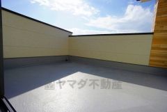 日当たりの良いバルコニー。お洗濯物が気持ちよく干せます。