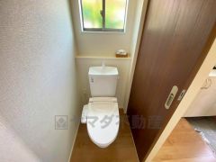 温水洗浄機付トイレです。節水機能もあるので、安心して使えますね。もちろん、1階2階の2ヶ所にトイレがあるので、忙しい朝にもゆとりができますね。