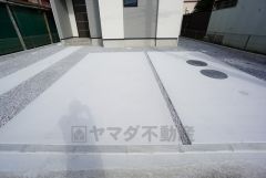 カースペース並列3台。 ご夫婦で1台ずつとご友人や急な来客があっても安心です。 コンビニ徒歩2分。スーパー徒歩13分。周辺環境充実＾＾