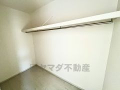 収納力豊富なウォークインクローゼット付き。洋服や小物などを1箇所にまとめて美しい収納を実現します。