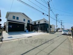 前面道路は約6ｍ以上と駐車がスムーズ＾＾カースペースは停めやすい並列駐車4台付き。 桜原小学校まで徒歩10分。宇美中学校まで徒歩15分。