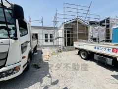カースペースは停めやすい並列駐車4台駐車できます。 前面道路は約6ｍと駐車や離合もスムーズです＾＾