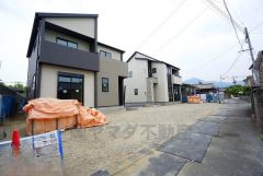 前面道路は南側2.9～4ｍ。 4ｍの道路は、4区画の住民の方以外は利用しないので小さなお子様がいるご家庭でも安心です＾＾