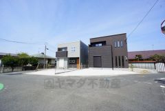 前面道路は公道南側約6.06ｍ、西側約4.83ｍ。幅広いため車の離合や駐車がスムーズです＾＾角地で日当たり、風通しも良好＾＾