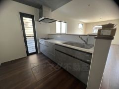 対面式カウンターキッチンでお子様の様子が見守れます。カウンタートップは耐熱性に優れており、日ごろのお掃除もふき取るだけでＯＫ。ステンレスシンクも簡単にお掃除できますよ。