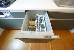 家事の時間が短縮できる食器洗浄乾燥機付。後片付けもラクラクです。 食器を洗う手間が減るので家族とのコミュニケーションの時間や自分の時間が増えますね。