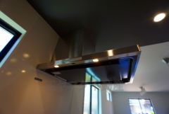 お手入れが簡単なスリム型レンジフードです。調理により発生する油煙や臭いを吸い込み、屋外へ排気してくれます。