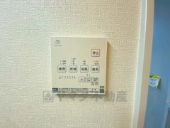 雨の日の洗濯も安心できる浴室暖房乾燥機付き浴室。リモコンで操作もボタン1つで簡単。 浴室暖房乾燥機には、暖房、乾燥、涼風、換気の4つの機能が付いています。タイマー付きです。