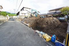 前面道路は交通量が少なく、小さなお子様がいるご家庭も安心です＾＾ カースペースは停めやすい並列駐車4台付き。