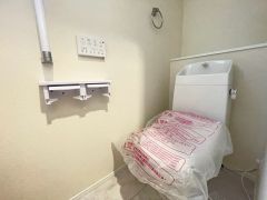 温水洗浄機付トイレです。節水機能もあるので、安心して使えますね。節水・静音設計でエネルギーを効率よく使用し省エネ。汚れをガードする構造でサッと一拭き、お手入れが簡単。